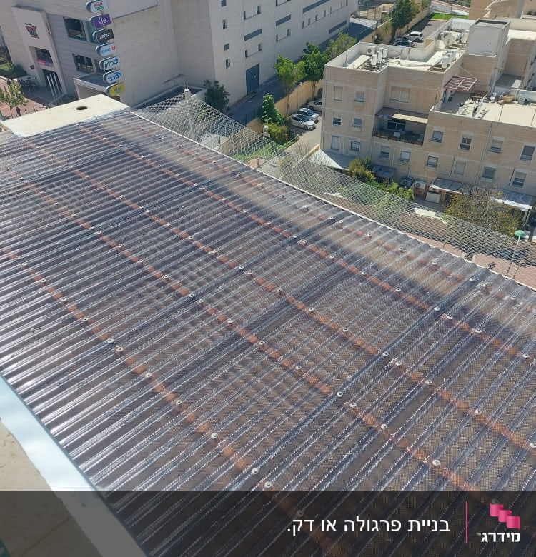 גג פלסטיק שקוף עם ברגים על מבנה